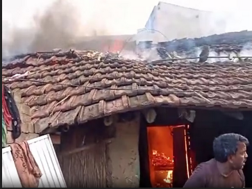 शॉर्ट सर्किट से लगी आग, नया पीतांबरा गांव में तीन घर जलकर राख